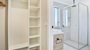 Badewanne, Haartrockner, Handtücher