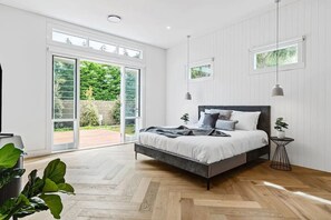 4 bedrooms, desk, iron/ironing board, travel cot