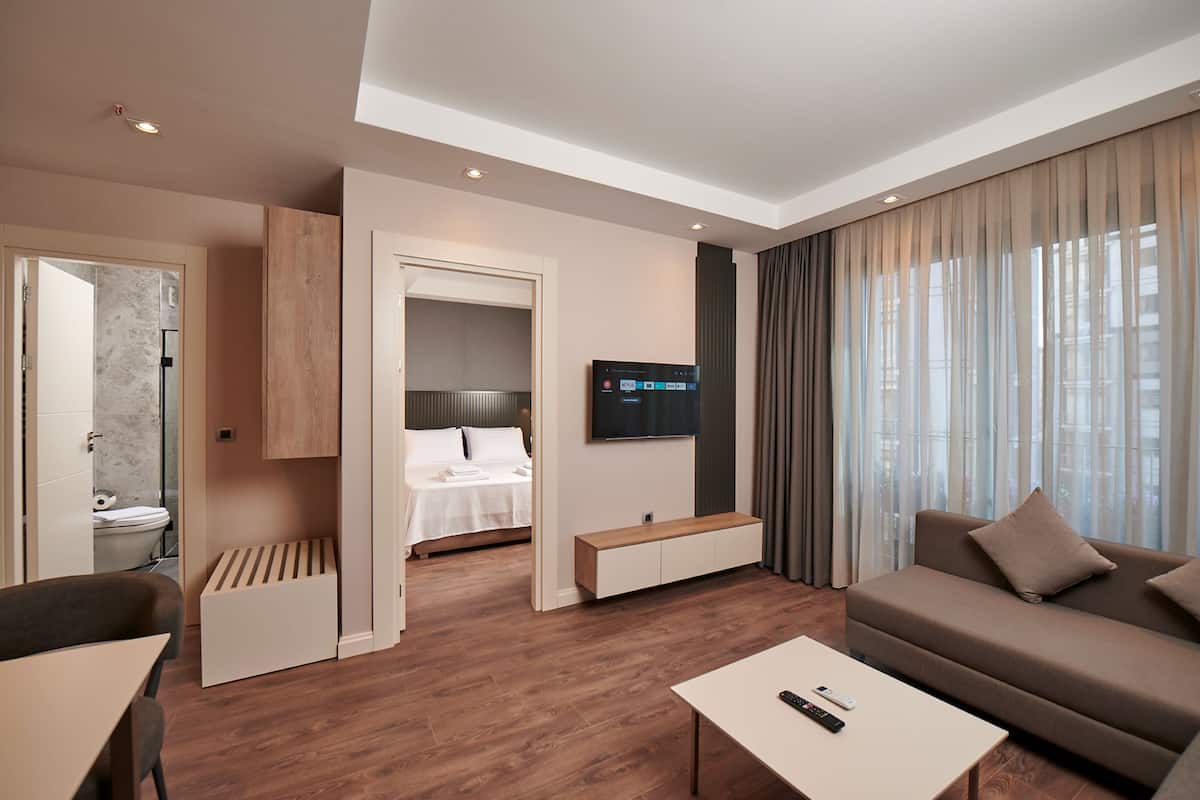 Family Suit Room With Kitchen | Een minibar, een bureau, een laptopwerkplek, geluiddichte muren