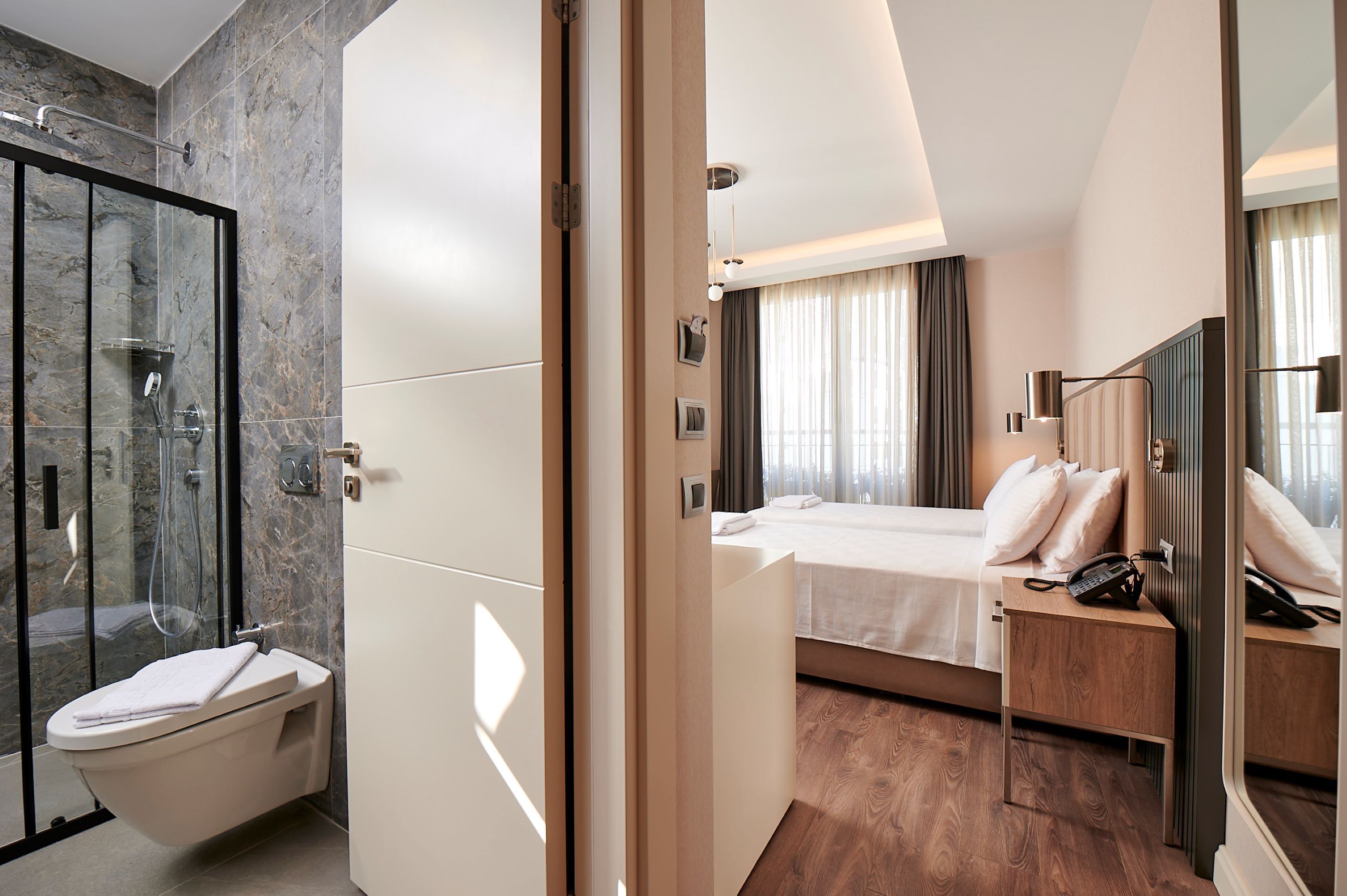 Deluxe Corner Room | Bar mini, meja, ruang kerja komputer riba, kalis bunyi 