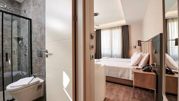 Deluxe Corner Room | Bar mini, meja, ruang kerja komputer riba, kalis bunyi