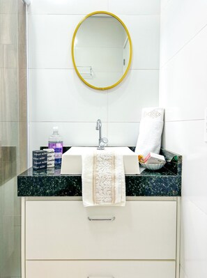 Een douche, handdoeken, zeep, toiletpapier