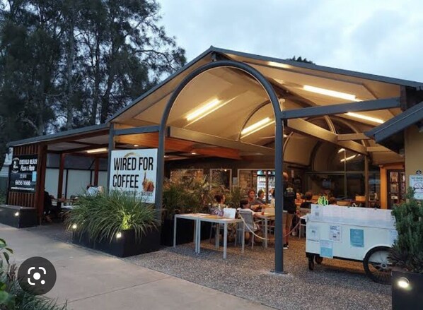 Outdoor dining - Beach and mountain view property. 2 minutes walk to the beach. (Emerald Beach)