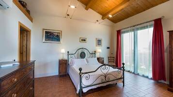 Tripla Superior, 1 camera da letto, bagno privato, al piano terra | Biancheria da letto di alta qualità, minibar, Wi-Fi gratuito, lenzuola