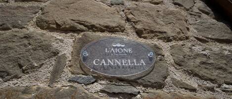 Una placa de piedra con la inscripción 'LAIONE CANNELLA' en una pared de piedra.