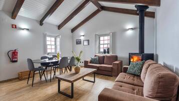 Exclusive House | Living area | Books