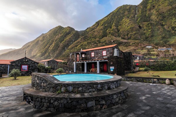 2 個室外泳池;泳池傘、躺椅