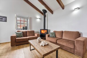 Exclusive House | Living area | Books - Kuanza Nature Experience (Calheta)