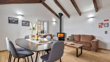 Exclusive House | Living area | Books