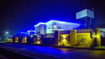 Façade de l’hébergement - soirée/nuit