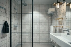 Ducha, secador de pelo, piso con calefacción en el baño, toallas