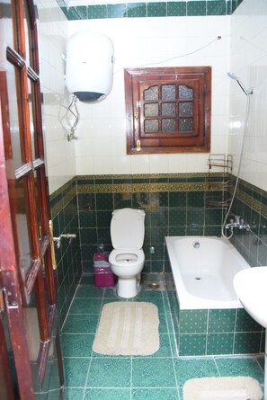 Tweepersoonskamer | Badkamer | Een haardroger, handdoeken, zeep, shampoo