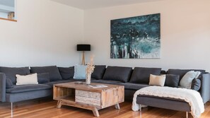 Flat-screen TV, books - Birdsong Hideaway - St Andrews Beach (St Andrews Beach)