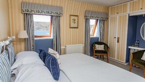 Desk, laptop workspace, blackout curtains, free WiFi - Tigh An Eilean (Strathcarron)