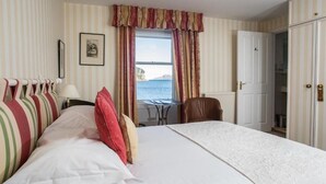 Desk, laptop workspace, blackout curtains, free WiFi - Tigh An Eilean (Strathcarron)