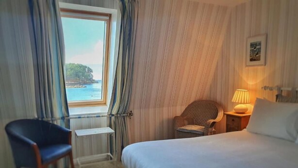 Desk, laptop workspace, blackout curtains, free WiFi - Tigh An Eilean (Strathcarron)