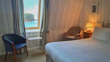 Trang trí khác biệt, trang bị nội thất với thiết kế riêng biệt, bàn