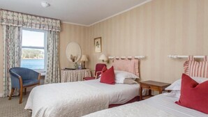 Desk, laptop workspace, blackout curtains, free WiFi - Tigh An Eilean (Strathcarron)