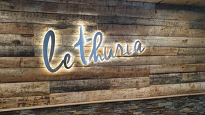 A wooden wall with a neon sign spelling "le thurisa". - Location LES Arcs 1800 Residence Thuria (LES ARCS 1800)