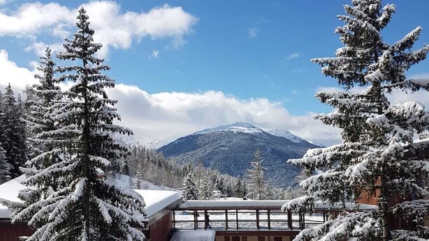 A snow-covered building with a mountain in the background. - Location LES Arcs 1800 Residence Thuria (LES ARCS 1800)
