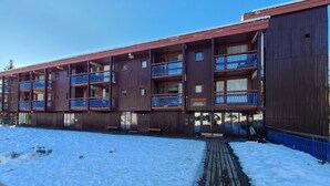 A multi-story wooden building with balconies and a covered entrance. - Location LES Arcs 1800 Residence Thuria (LES ARCS 1800)