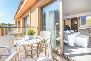 Outdoor dining - Playa Ferrera Apartments (Felanitx)