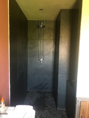 Doccia, asciugacapelli, asciugamani, sapone