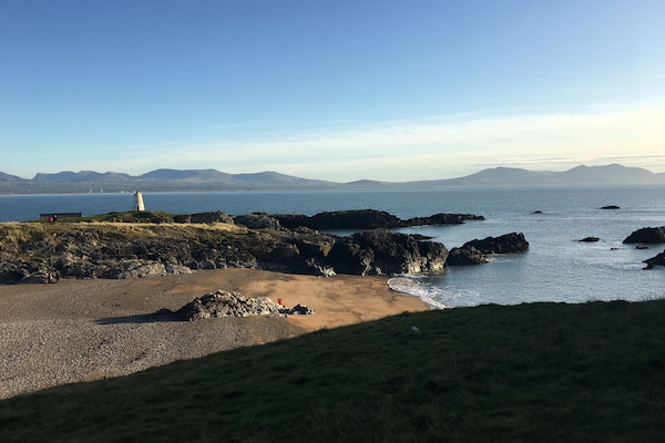 Una spiaggia nelle vicinanze, lettini da mare