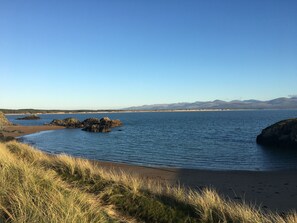 Una spiaggia nelle vicinanze, lettini da mare