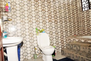 Combined shower/bathtub, hair dryer, towels, soap - Vesgrah Homes (Kumasi)