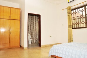 2 Schlafzimmer, Schreibtisch, Bügeleisen/Bügelbrett, Reisekinderbett