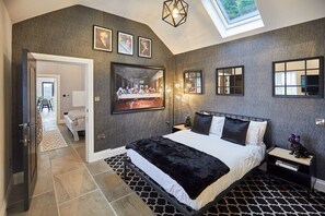 2 soverom, sengetøy av topp kvalitet, skrivebord og strykejern/-brett