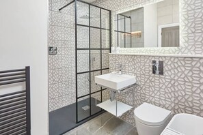 Badekar, hårføner, håndklær og såpe