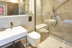 Badekar, hårføner, håndklær og såpe