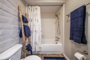 Combined shower/tub, hair dryer, towels, soap - Tucson 1bd/1ba Condo 10 Minutes to Saguaro Park East Near Shops Dining Biking (Tucson)