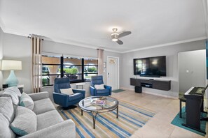 Smart TV - Walk to the beach, restaurants, grocery and more! Enjoy all Naples has to offer (Naples)