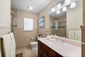 Ensemble douche/baignoire, sèche-cheveux, bidet, serviettes fournies