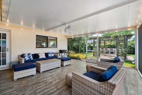 Walk to the beach, restaurants, grocery and more! Enjoy all Naples has to offer