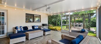 Walk to the beach, restaurants, grocery and more! Enjoy all Naples has to offer