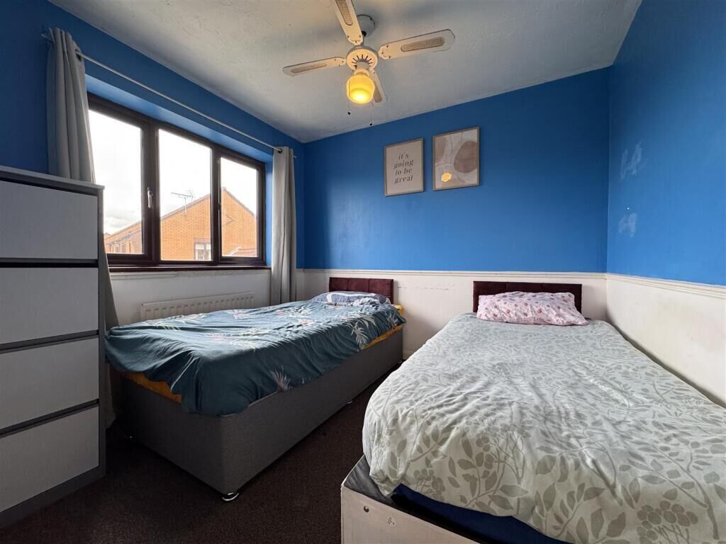 4 bedrooms, desk, iron/ironing board, free WiFi