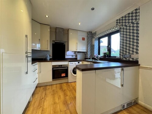 Olive, 3 Bedroom House, Garden, Free Car Park.