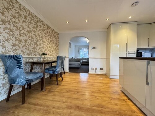 Olive, 3 Bedroom House, Garden, Free Car Park.