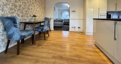 Olive, 3 Bedroom House, Garden, Free Car Park.