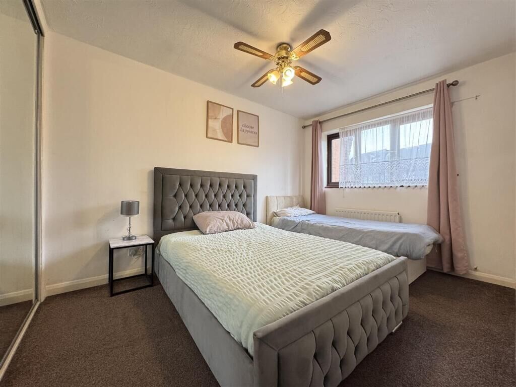 4 bedrooms, desk, iron/ironing board, free WiFi