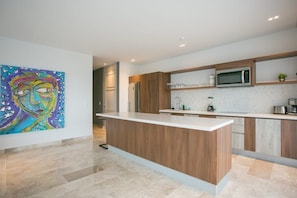 Refrigerador, microondas, parrilla de estufa y cafetera y tetera