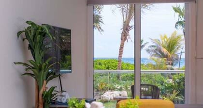 2BR in sea front complex with terrace and jacuzzi!