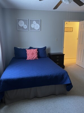 3 bedrooms, desk, WiFi, bed sheets - The Green House (Huntersville)