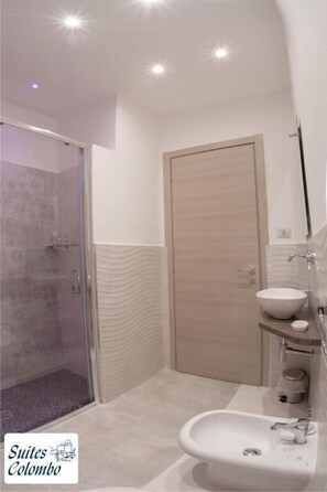 Deluxe Double Room | Bathroom | Shower, rainfall showerhead, hair dryer, bidet - Suites Colombo (La Spezia)