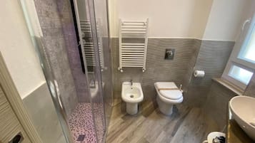 Classic Room | Bathroom | Shower, rainfall showerhead, hair dryer, bidet