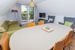 Living area - Modern cornwall countryside lodge with pool access (Callington)